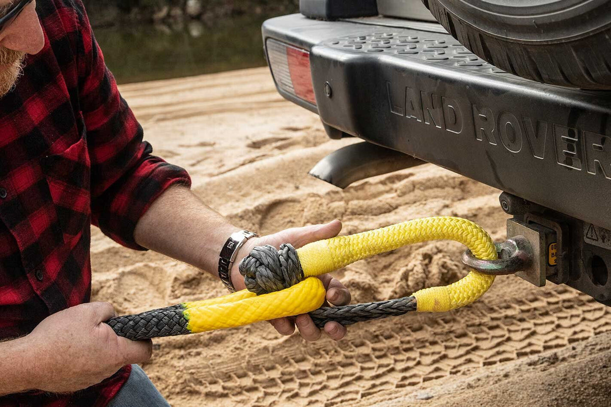 Kinetic recovery rope attached for a 4x4 recovery